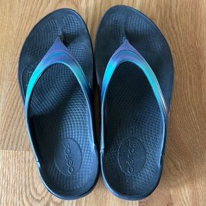 Oofos thong sandals, women’s size 9